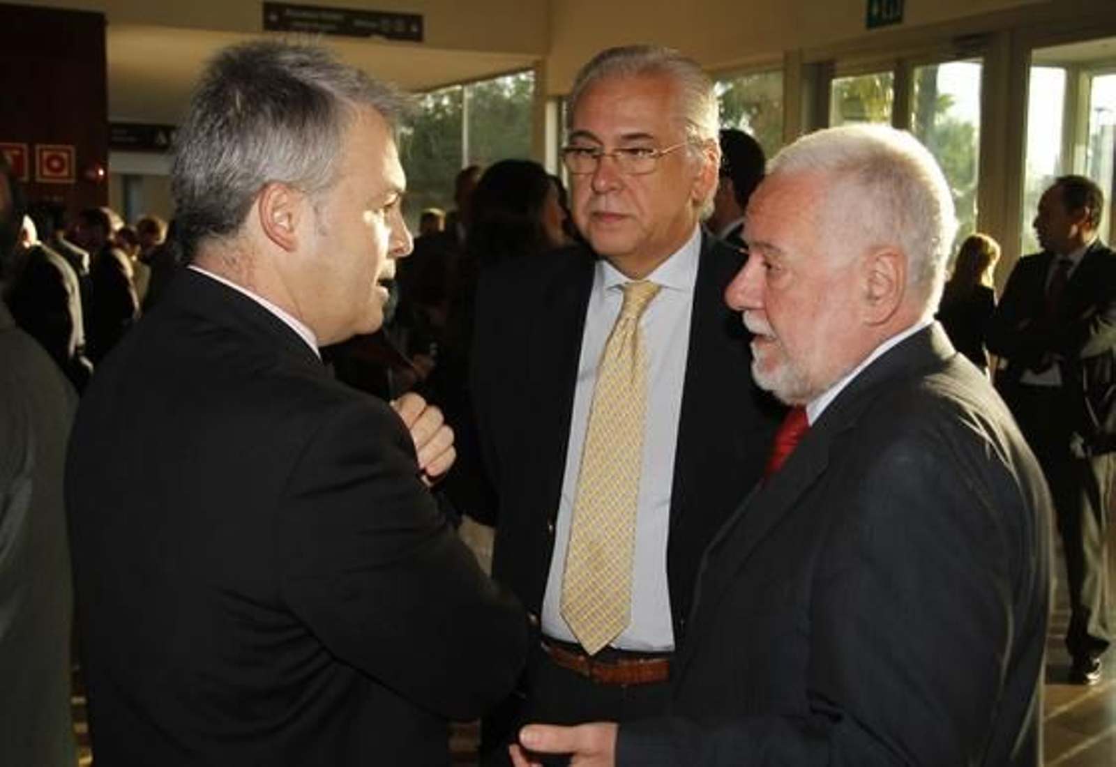 Jacinto Cañete, socio director de PWC; Jacinto León, presidente de Leglez, y el senador Francisco Pérez.

Foto: Juan Carlos V?uez / Victoria Hidalgo
