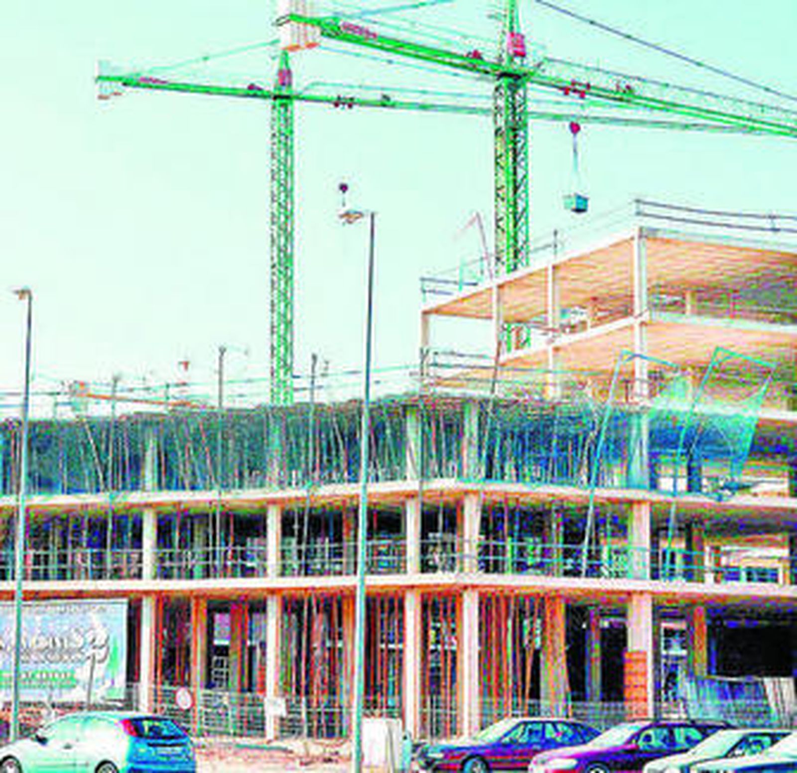 Un bloque de pisos en construcción.