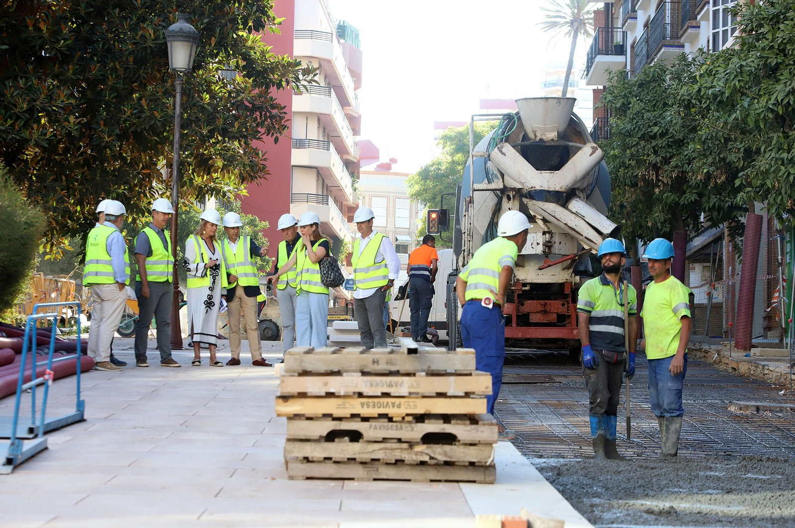 Imágenes de la visita de Pilar Miranda a las obras de peatonalización en la calle Méndez Núñez