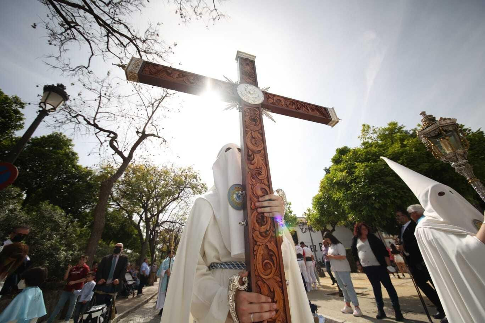 Las imágenes de la salida procesional de la hermandad del Resucitado.