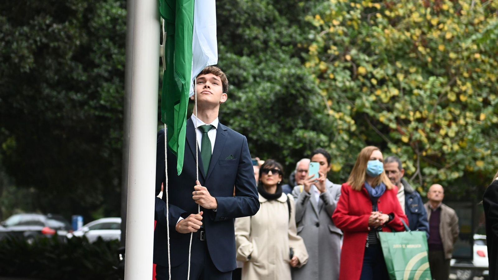 El joven pianista Marcos Castilla iza la bandera andaluza. El joven pianista Marcos Castilla iza la bandera andaluza.