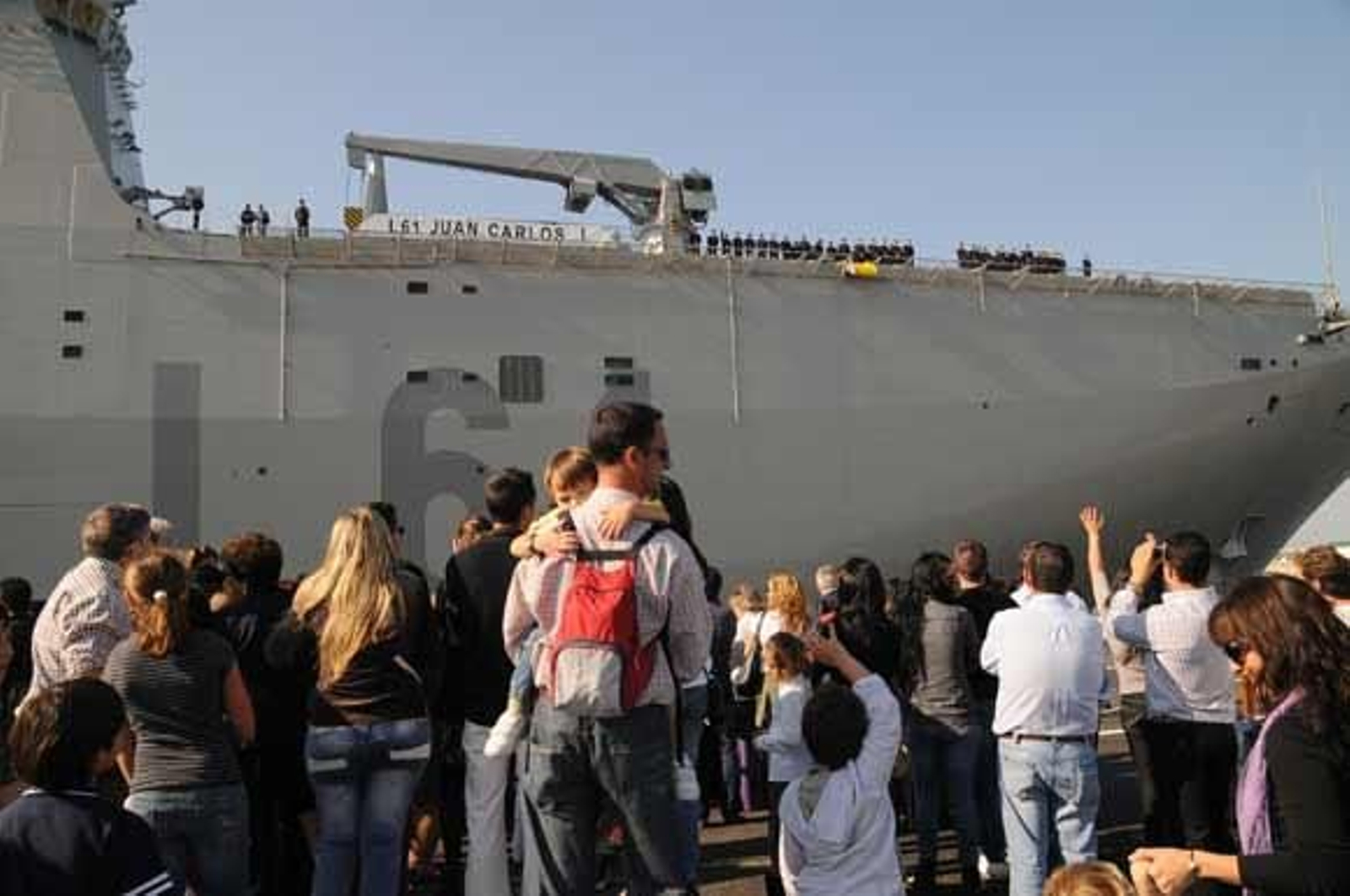 El 'Juan Carlos I', el mayor barco de guerra de la historia de la Armada Española, ya está atracado en la Base de Rota

Foto: Javier Gonzalez