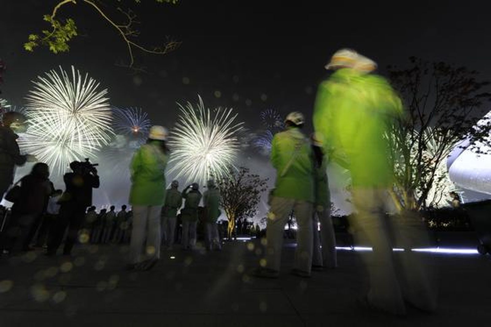 Personas captando imágenes del espectáculo pirotécnico. 

Foto: Peter Parks (AFP Photo)