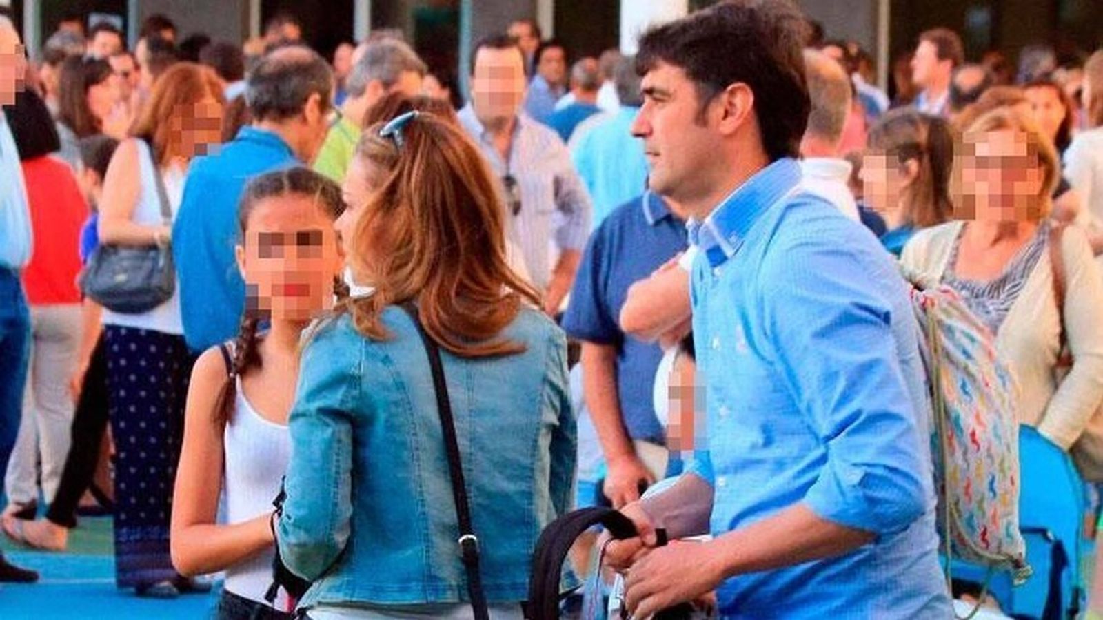 Julia, de pequeña, con sus padres.