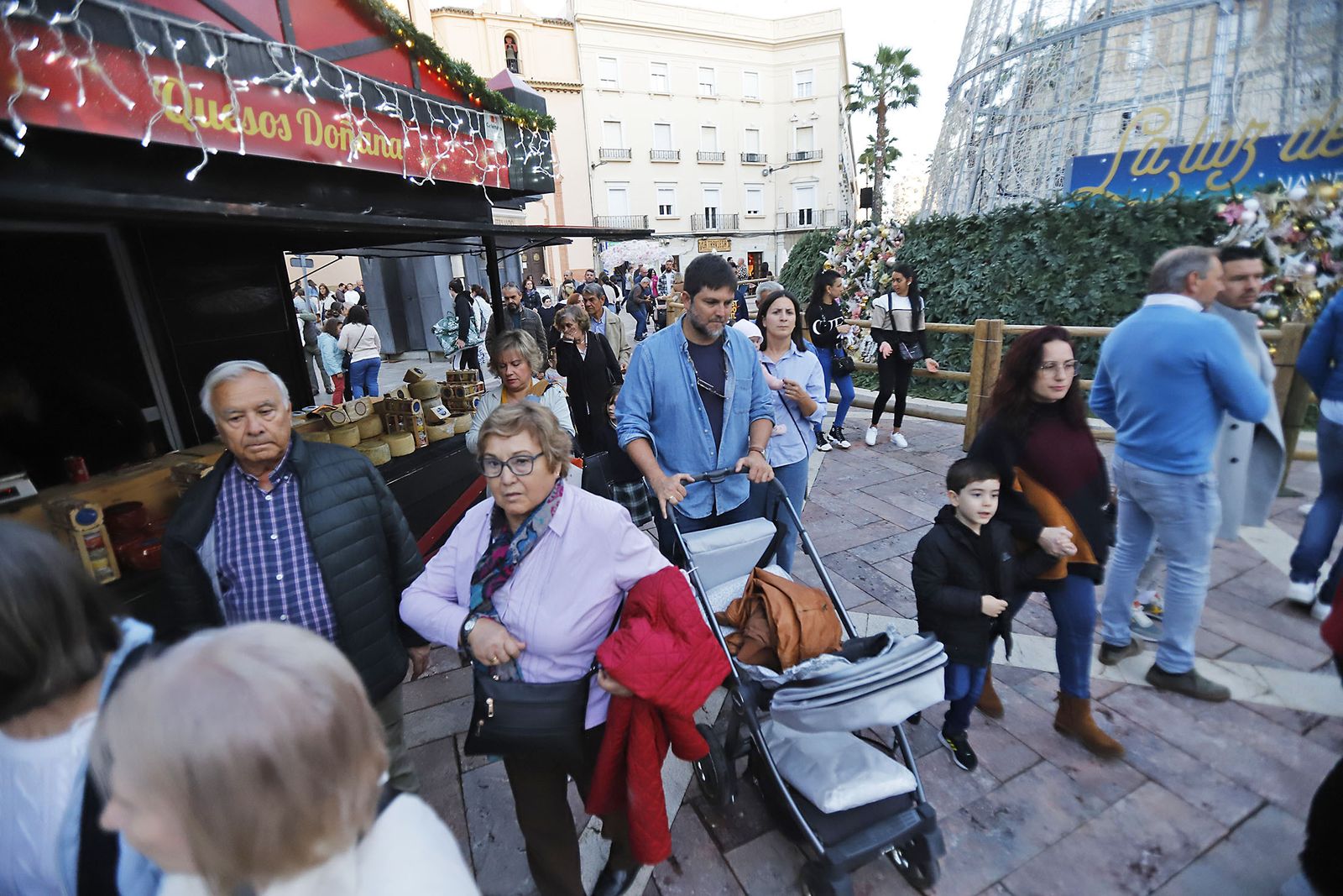 Imágenes del mercado navideño de la Plaza de Las Monjas
