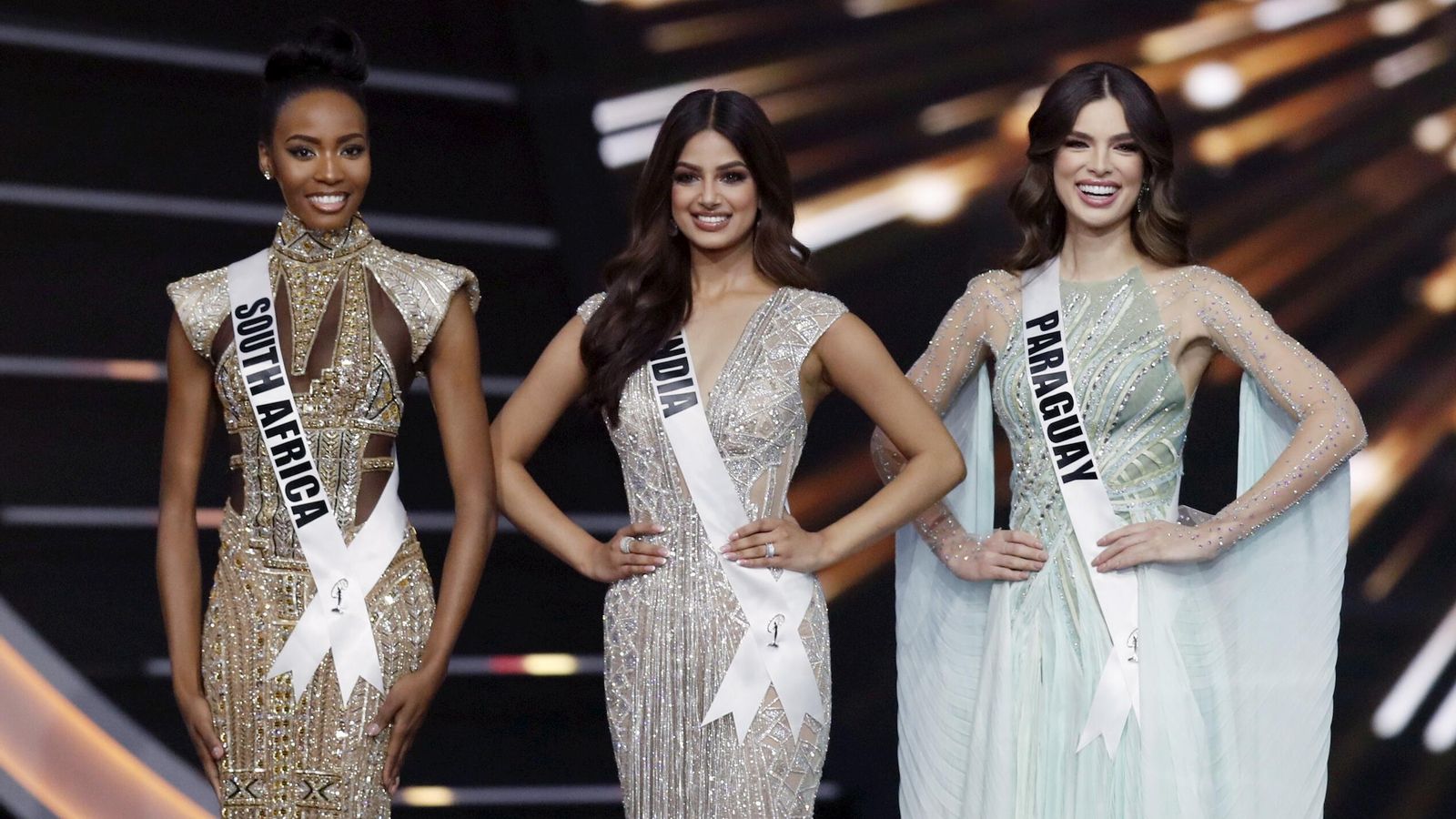 'Miss Universo' con sus dos damas: Sudáfrica y Paraguay. 'Miss Universo' con sus dos damas: Sudáfrica y Paraguay.
