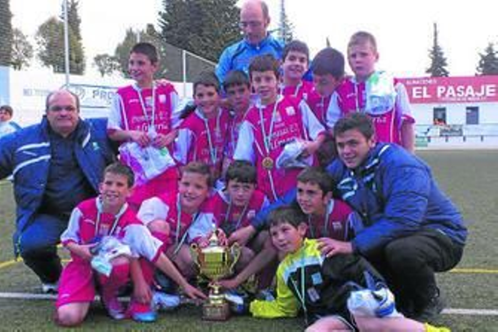 Los integrantes de la selección almeriense benjamín, junto al seleccionador Paco Garre -izquierda-.
