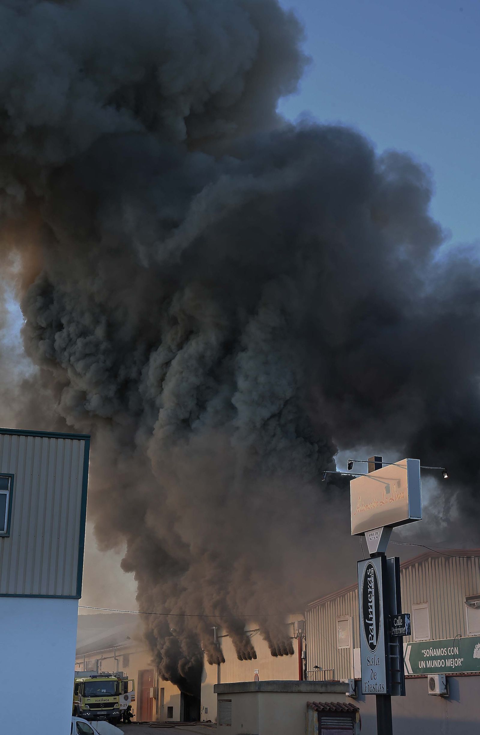 Imágenes del incendio de la nave de pinturas del polígono industrial Zabal Bajo en La Línea