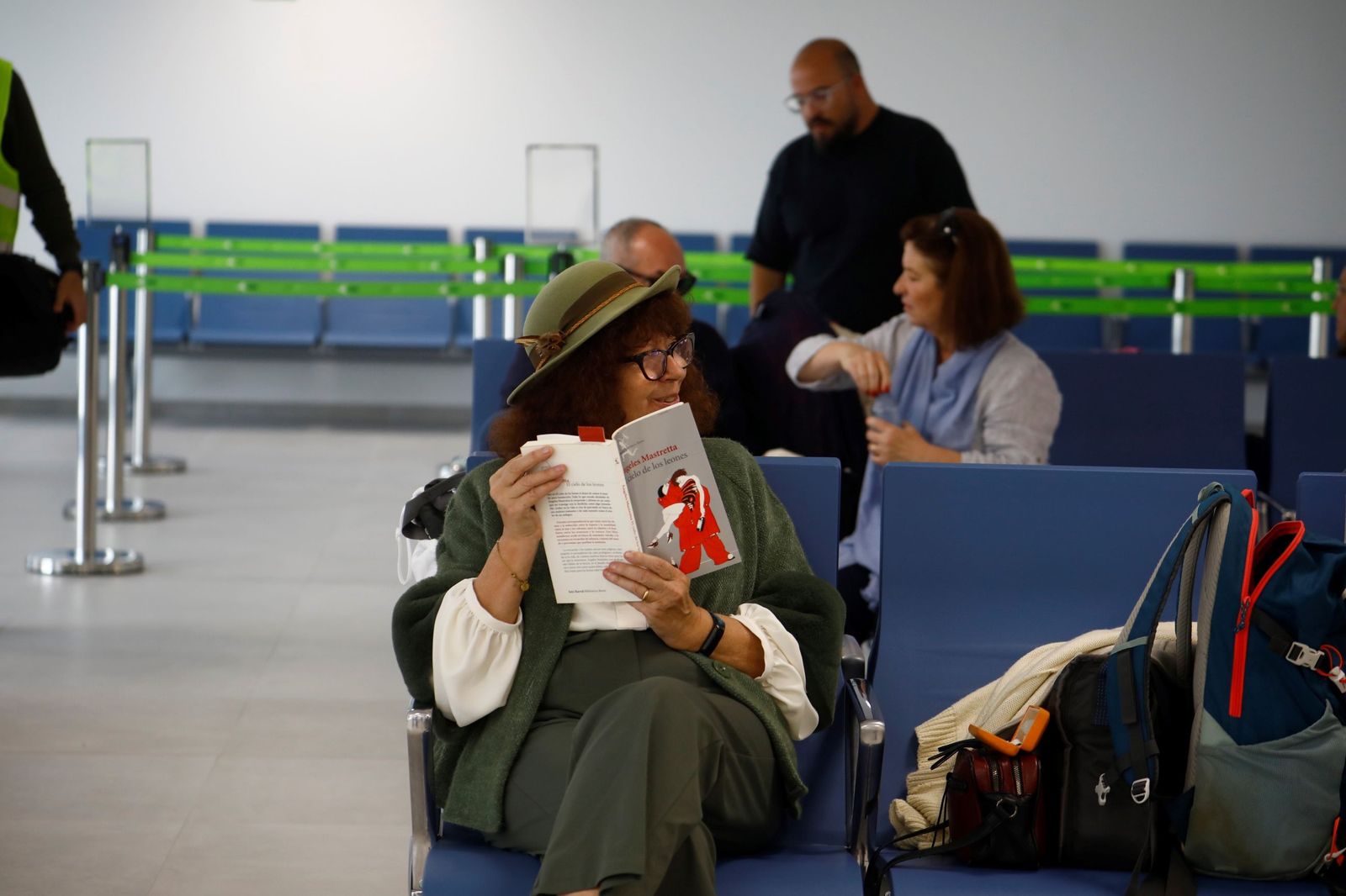Varios pasajeros, en la sala de espera del aeropuerto de Córdoba.