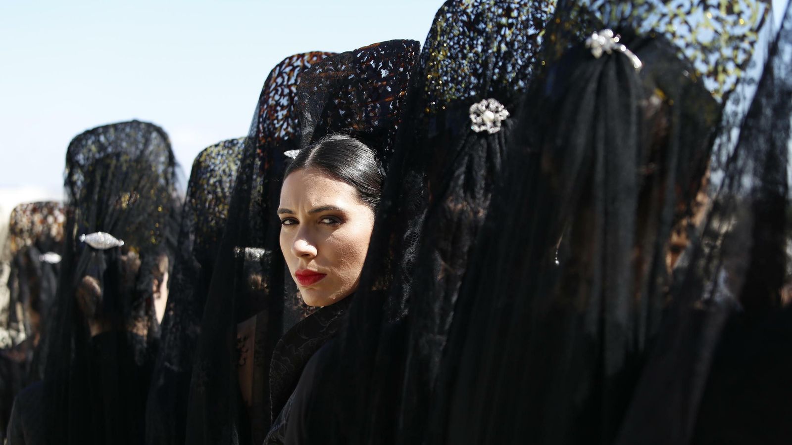 Mujeres vestidas de mantilla.