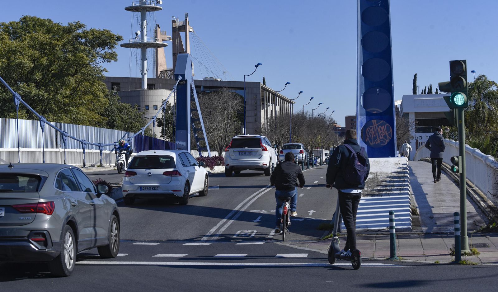 Coches, bici y patinete por la isla.