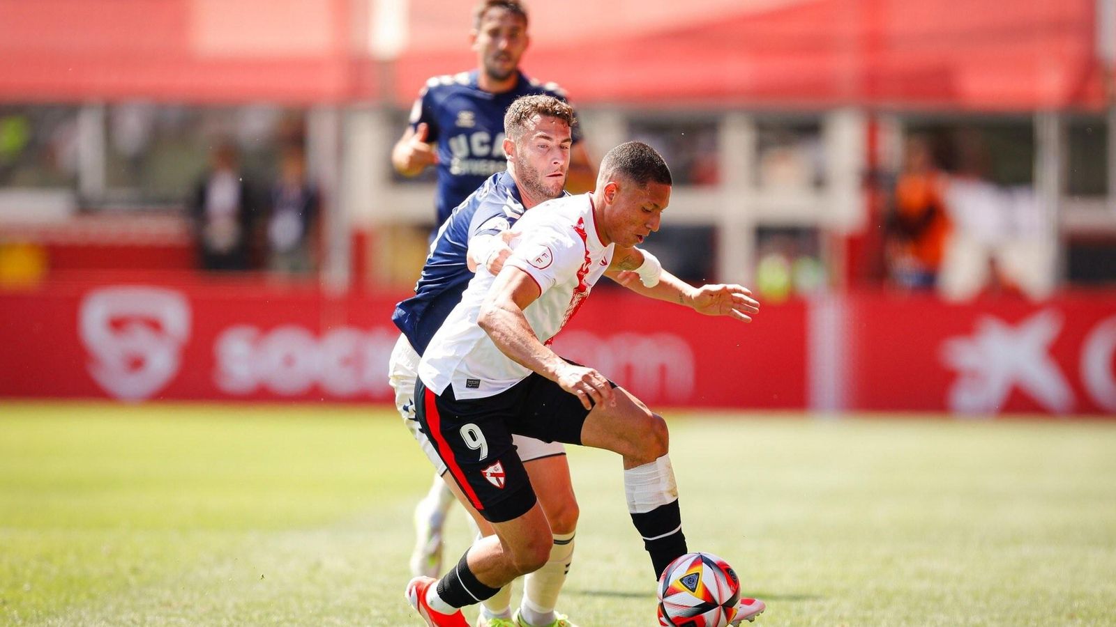 Mateo Mejía tratar de zafarse de Víctor Mena.