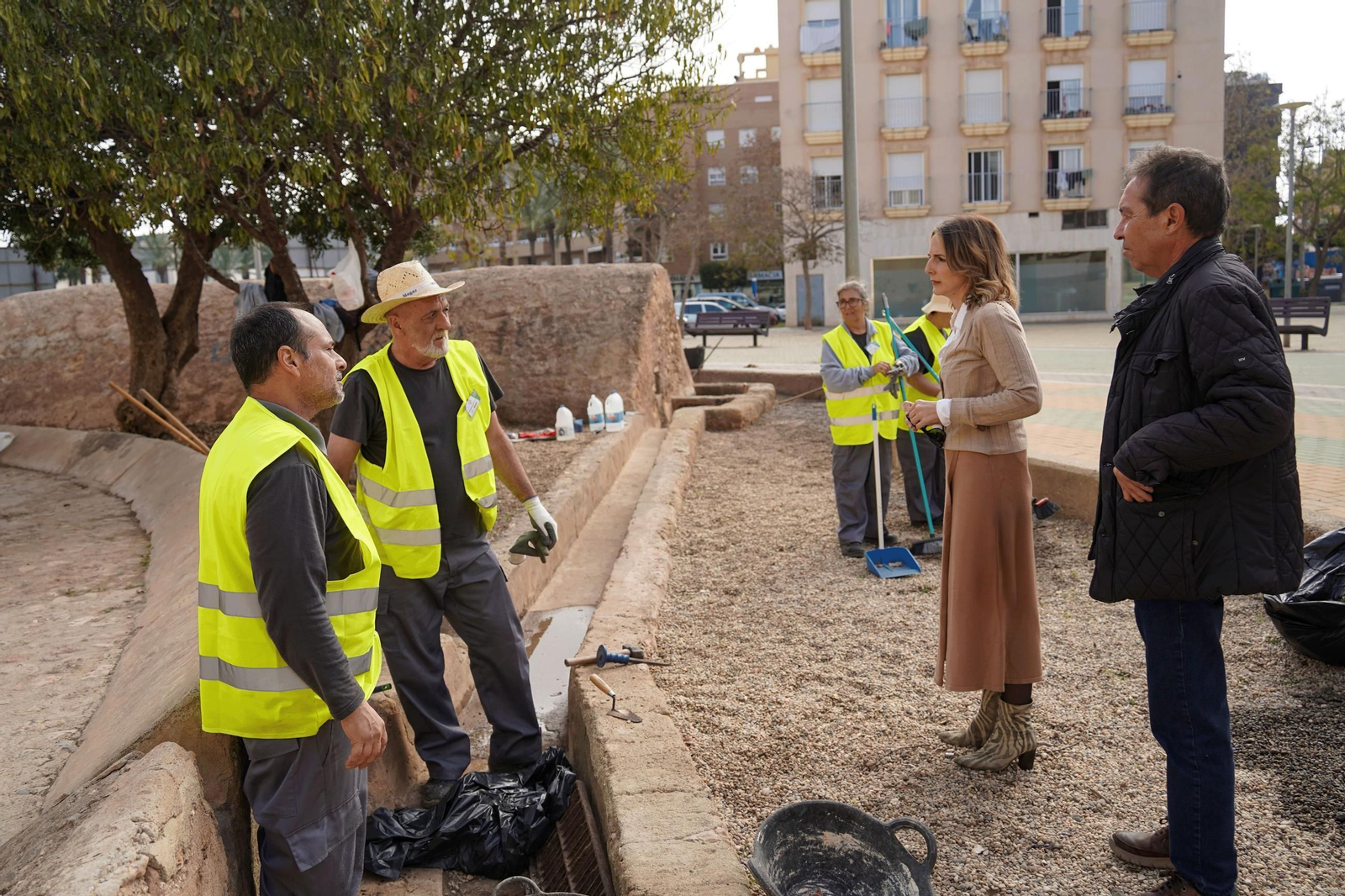 Trabajadores del Programa Andalucía Activa mantienten en estado óptimo el patrimonio ejidense.