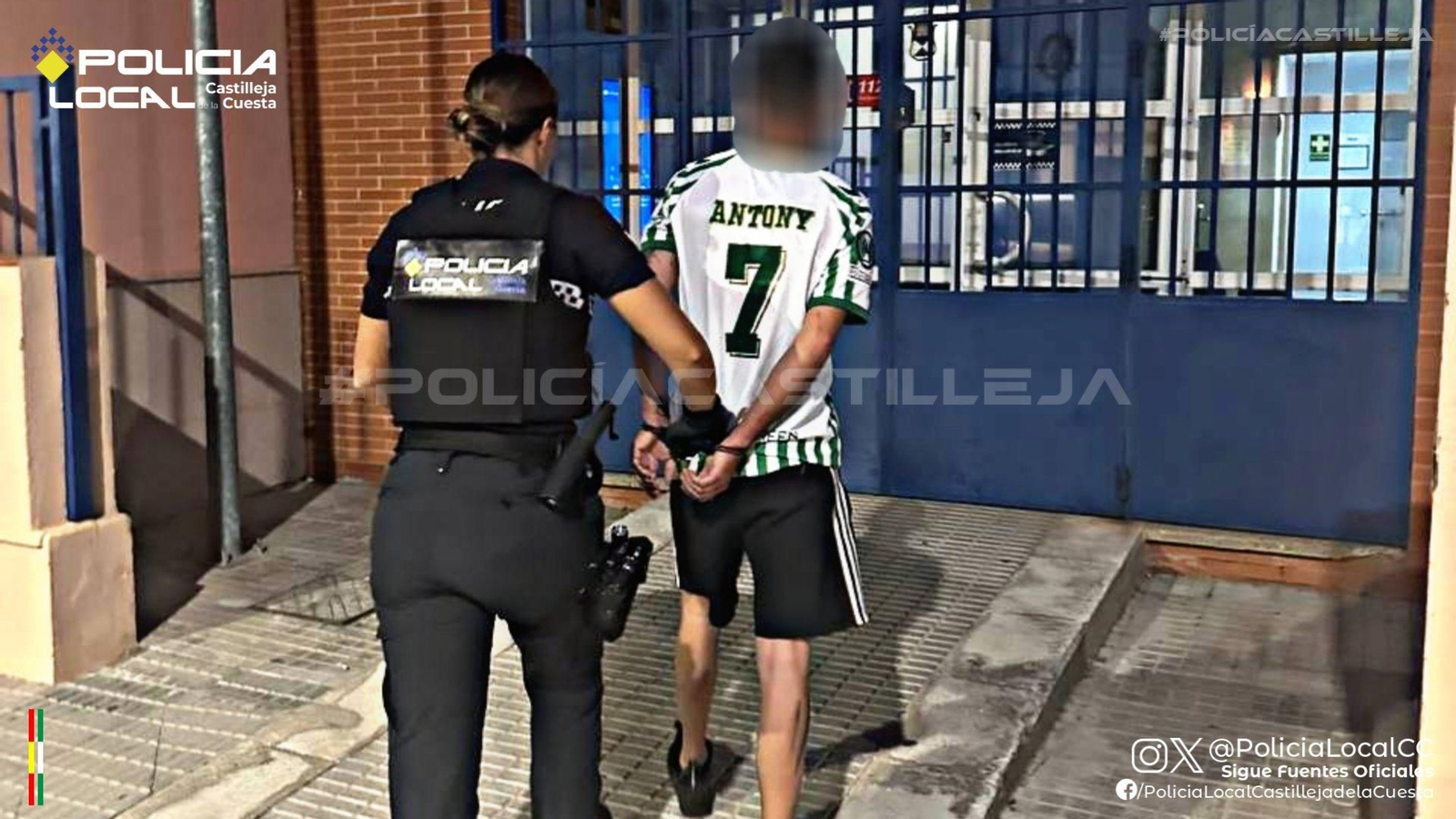 Una agente de la Policía Local con el detenido