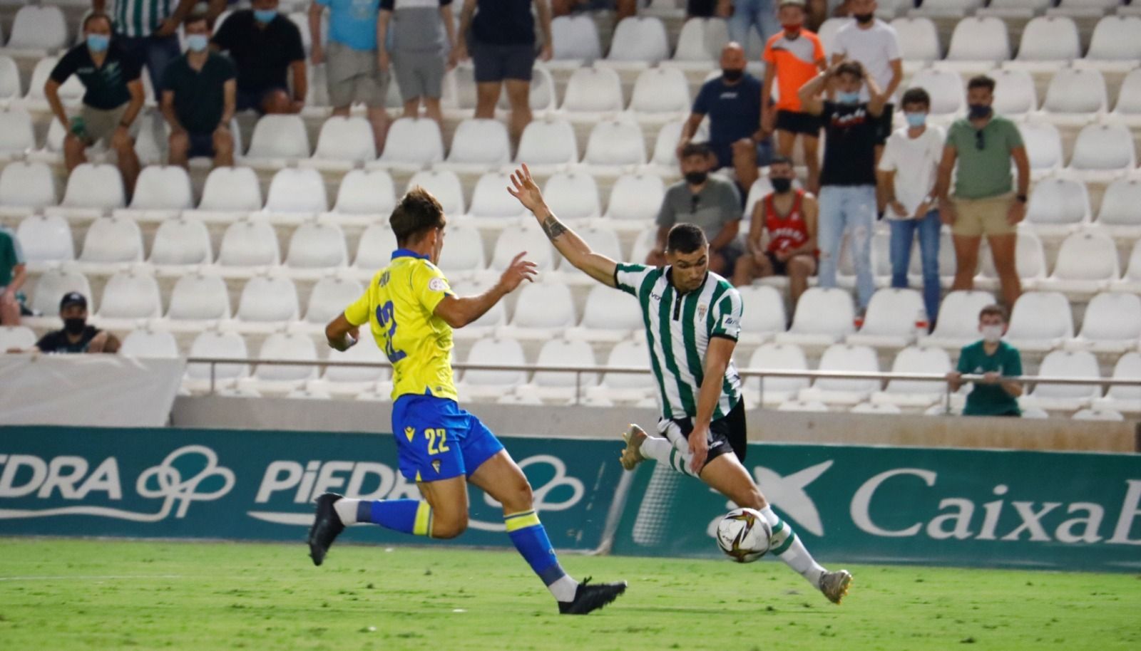 Adrián Fuentes en la jugada de su gol ante el Cádiz B.