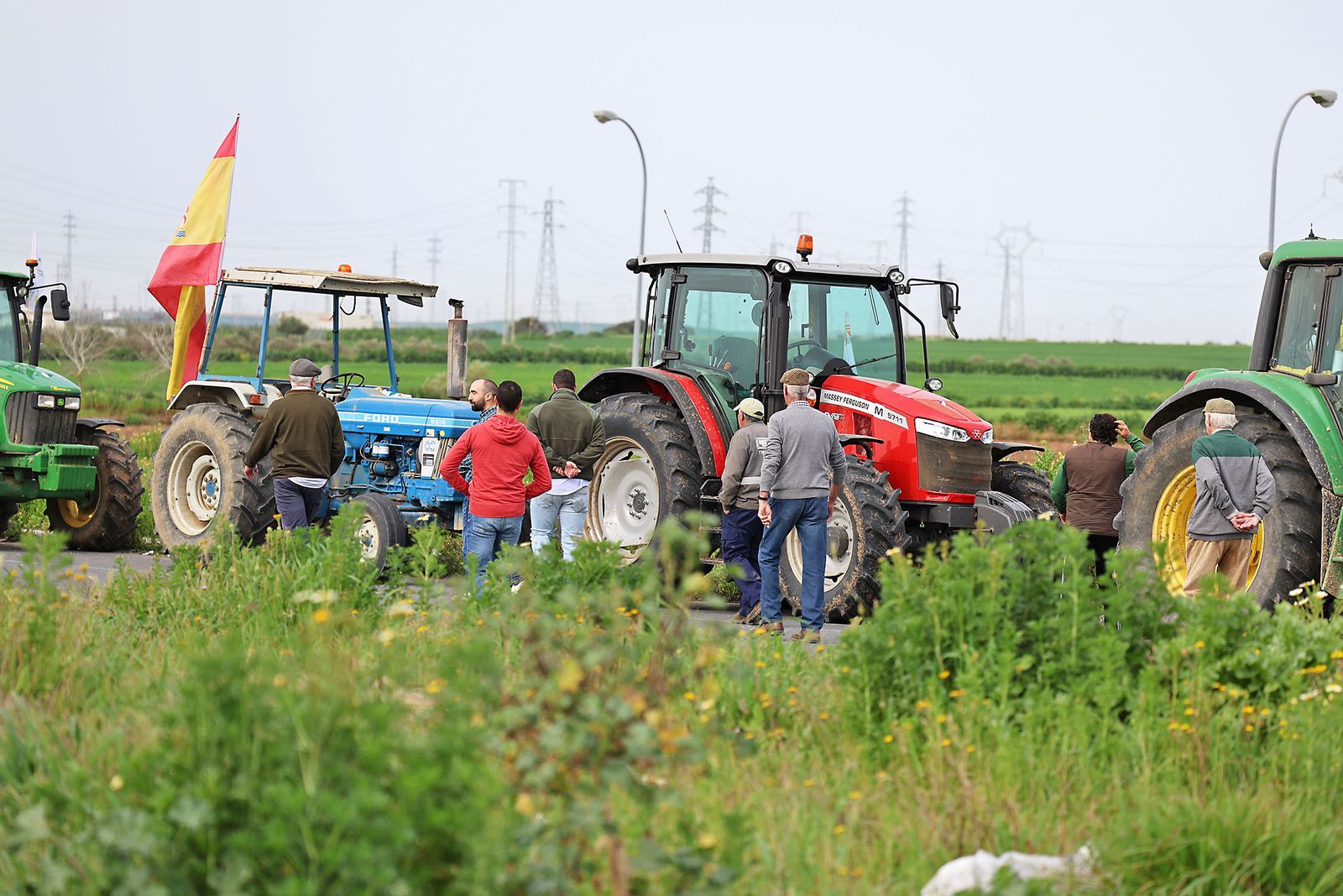 Imágenes de la multitudinaria tractorada de los agricultores en Huelva