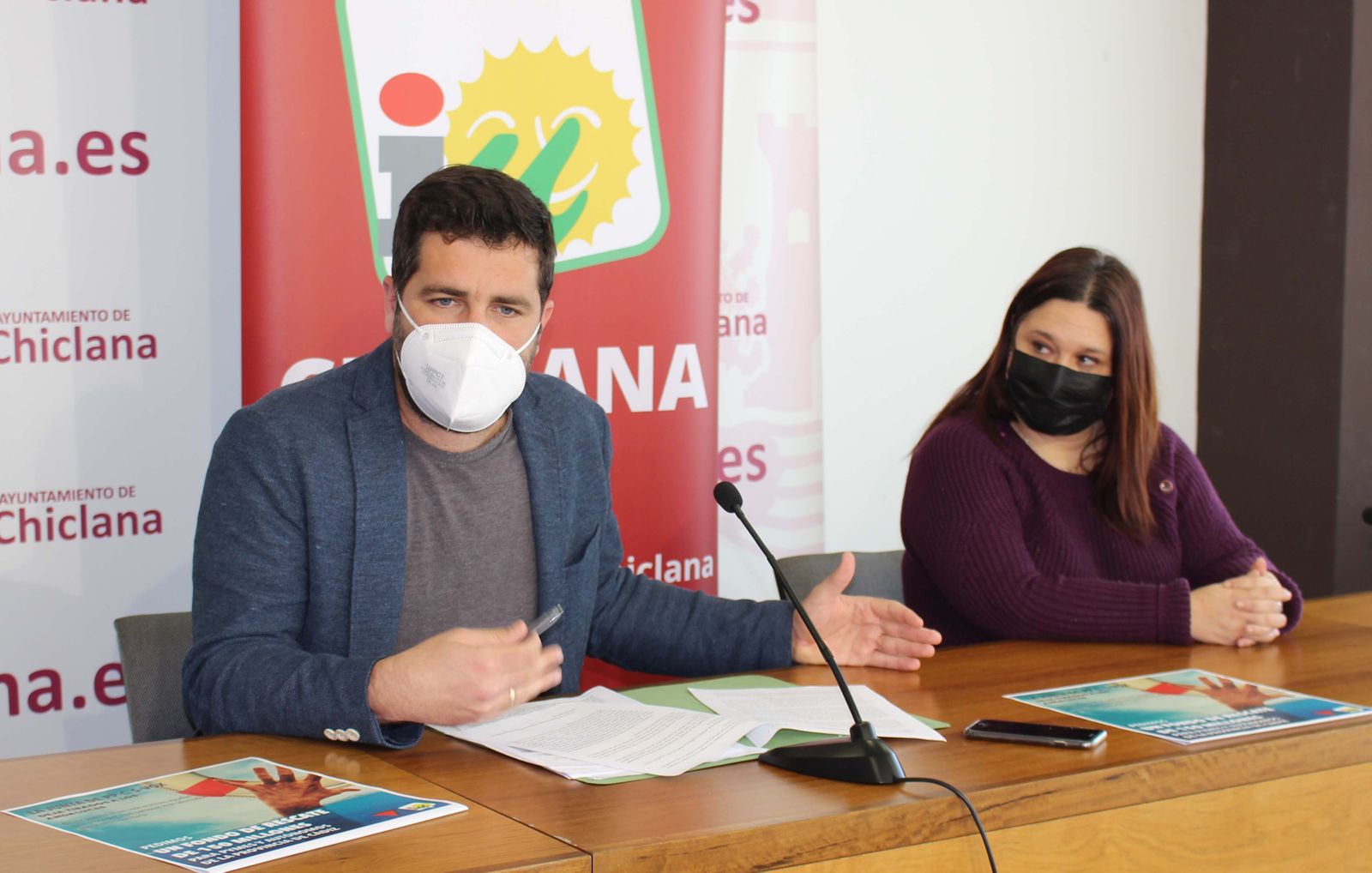 Los concejales de IU en el Ayuntamiento chiclanero, durante la presentación de la moción.