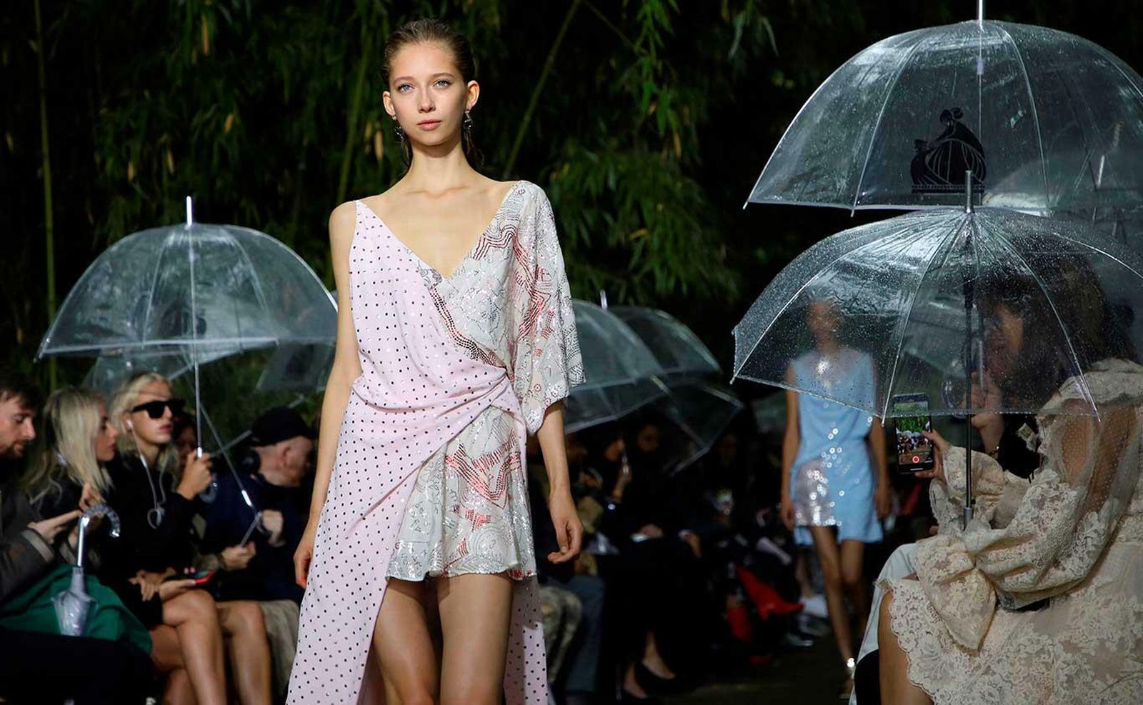 Una modelo luce un vestido fluido de Lanvin.