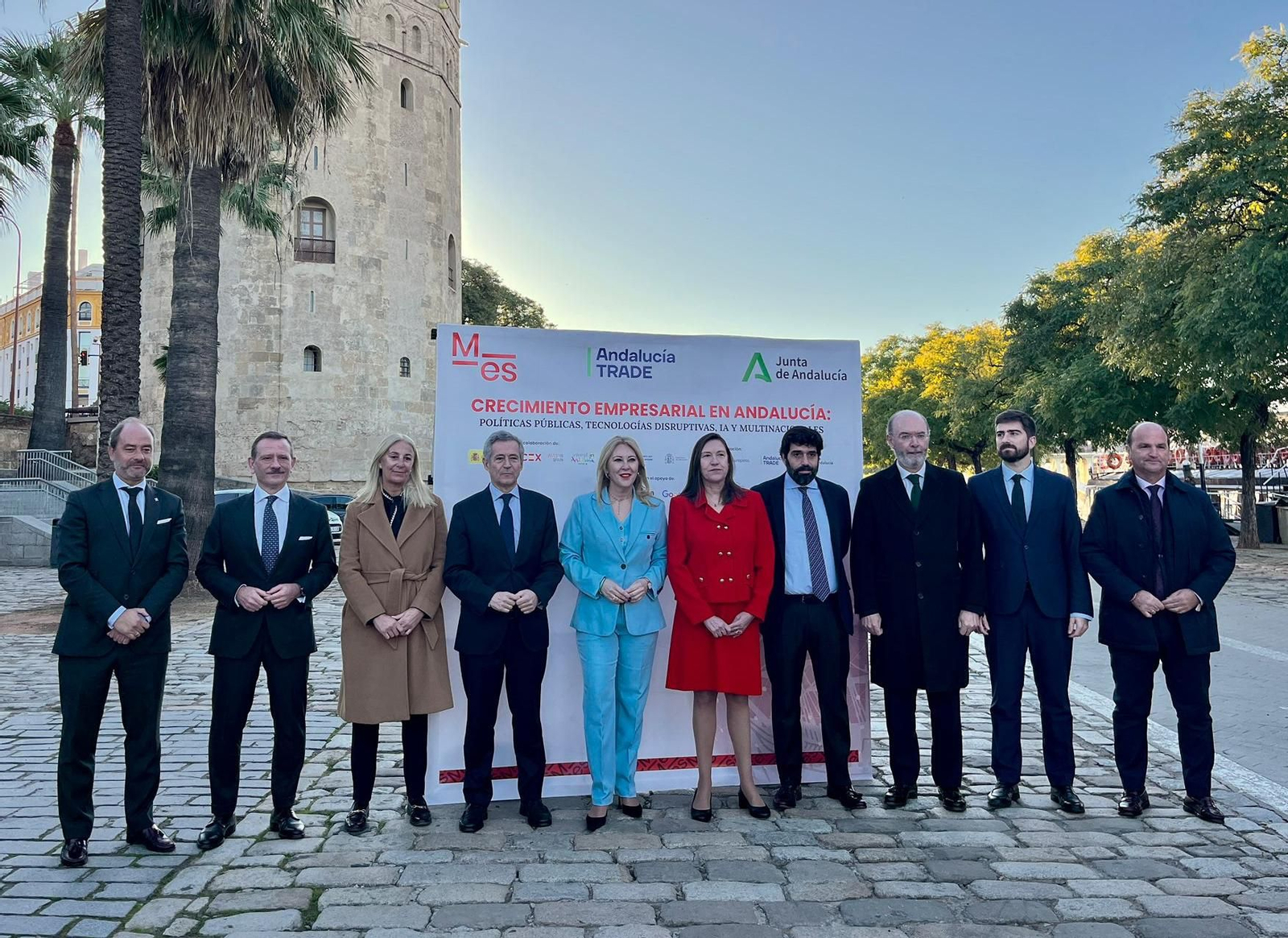 Foto de familia de la jornada ‘Crecimiento empresarial en Andalucía: políticas públicas, tecnologías disruptivas, IA y multinacionales’ frente a la Torre del Oro.