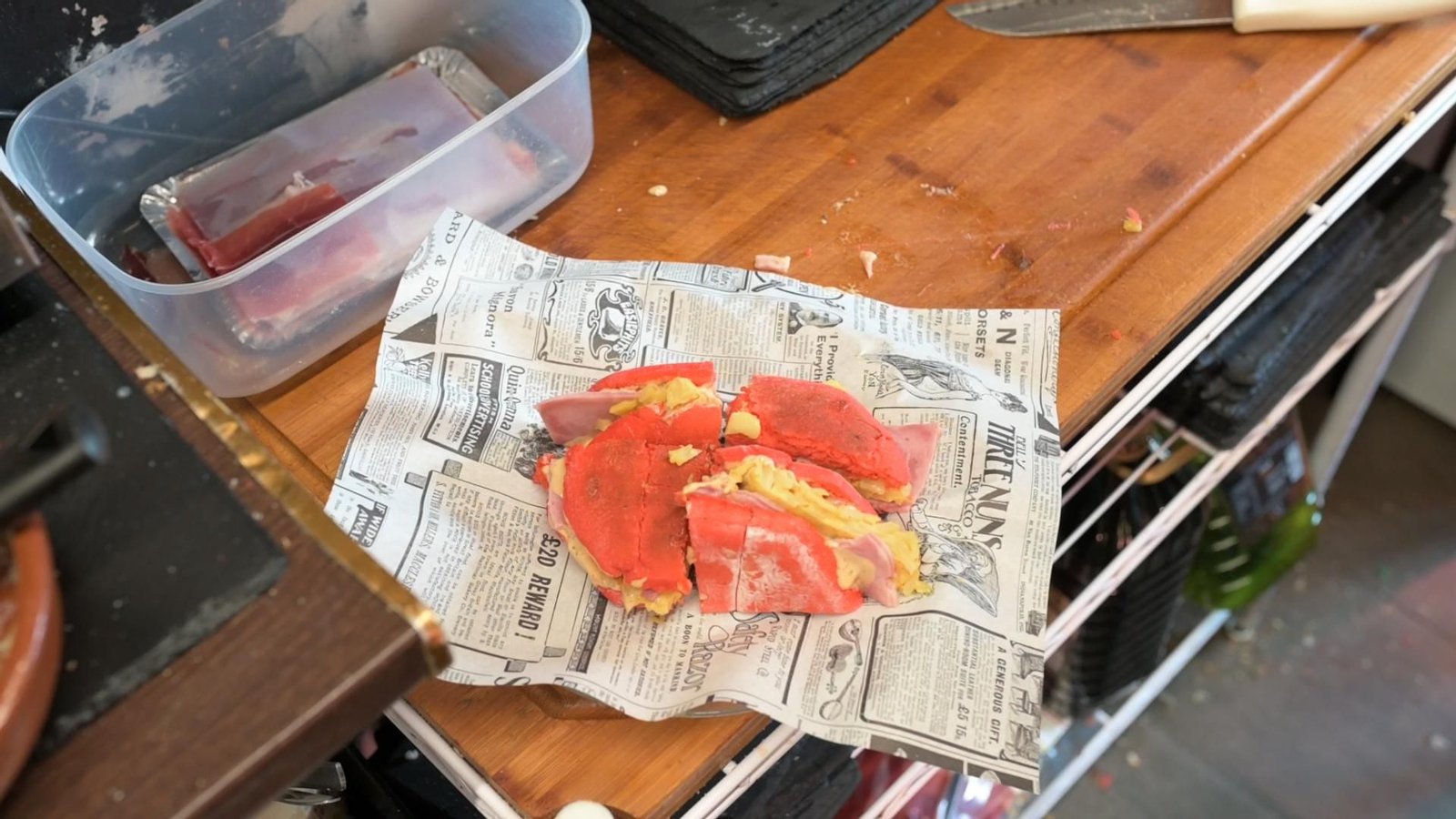 La tostada sevillista lleva tortilla y bacon entre otros ingredientes