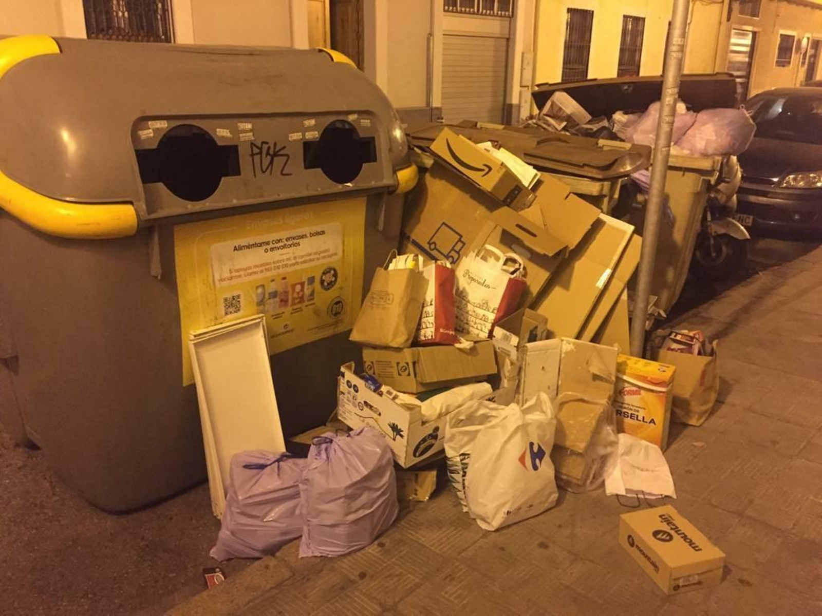Residuos en plena calle en el punto de contenedores de la calle Santa Clara, el pasado lunes 23.
