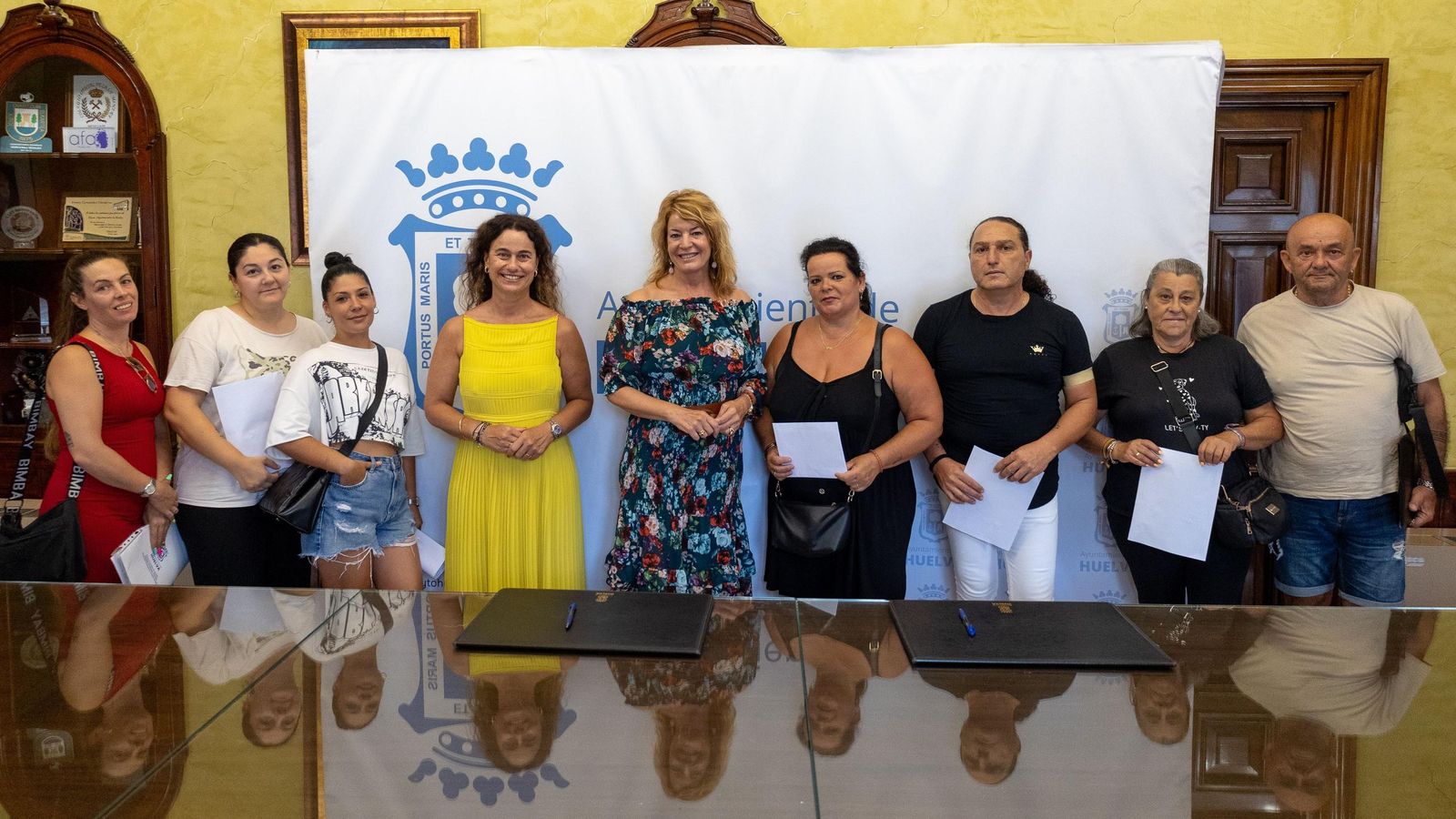Acto de entrega de viviendas en el Ayuntamiento de Huelva este martes.