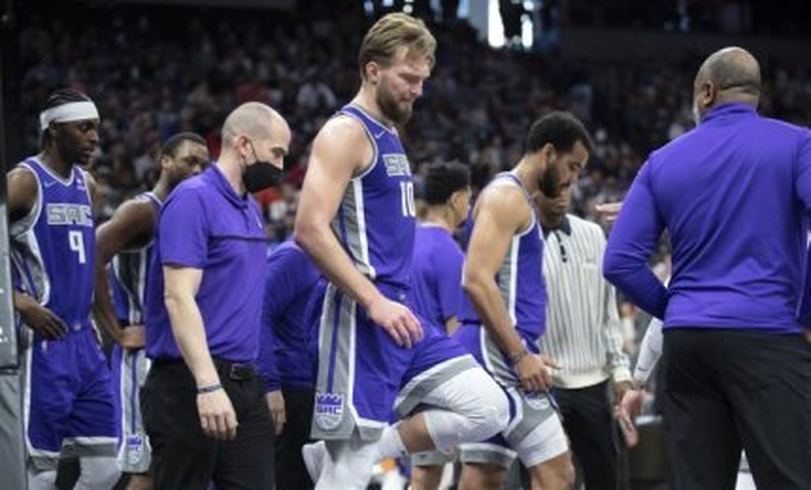 Domantas Sabonis se duele de su rodilla.