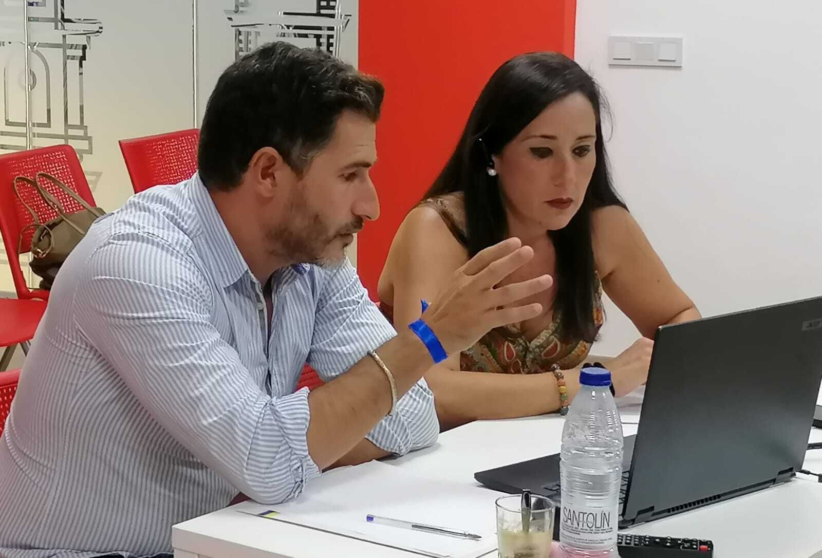 Fran Fernández y Rocío Arrabal, en la reunión telemática.