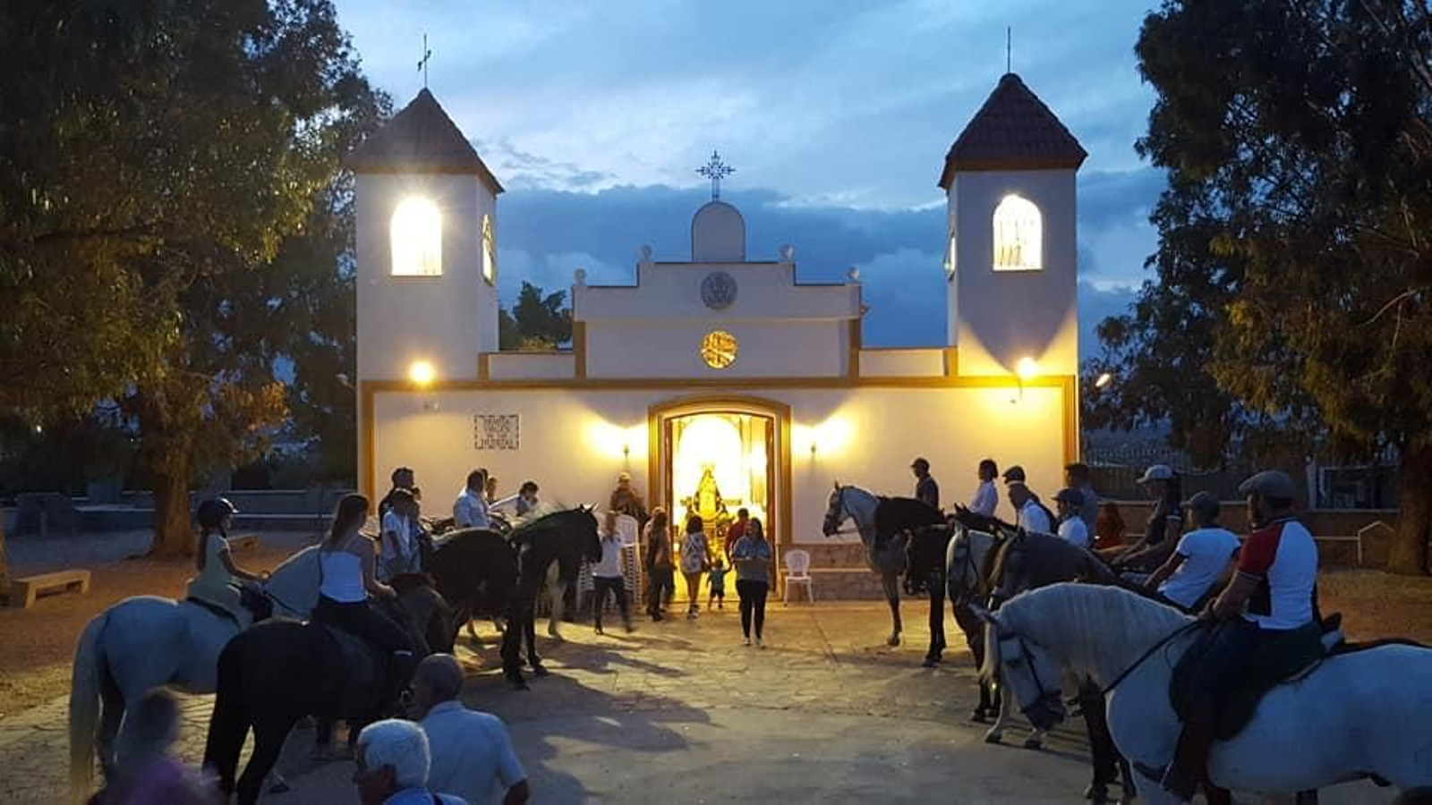 Caballistas en la puerta de la ermita con la virgen al fondo. Caballistas en la puerta de la ermita con la virgen al fondo.