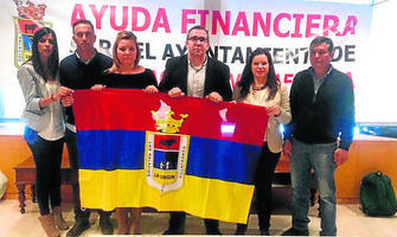 El equipo de gobierno, encerrado junto al despacho del presidente, ayer.