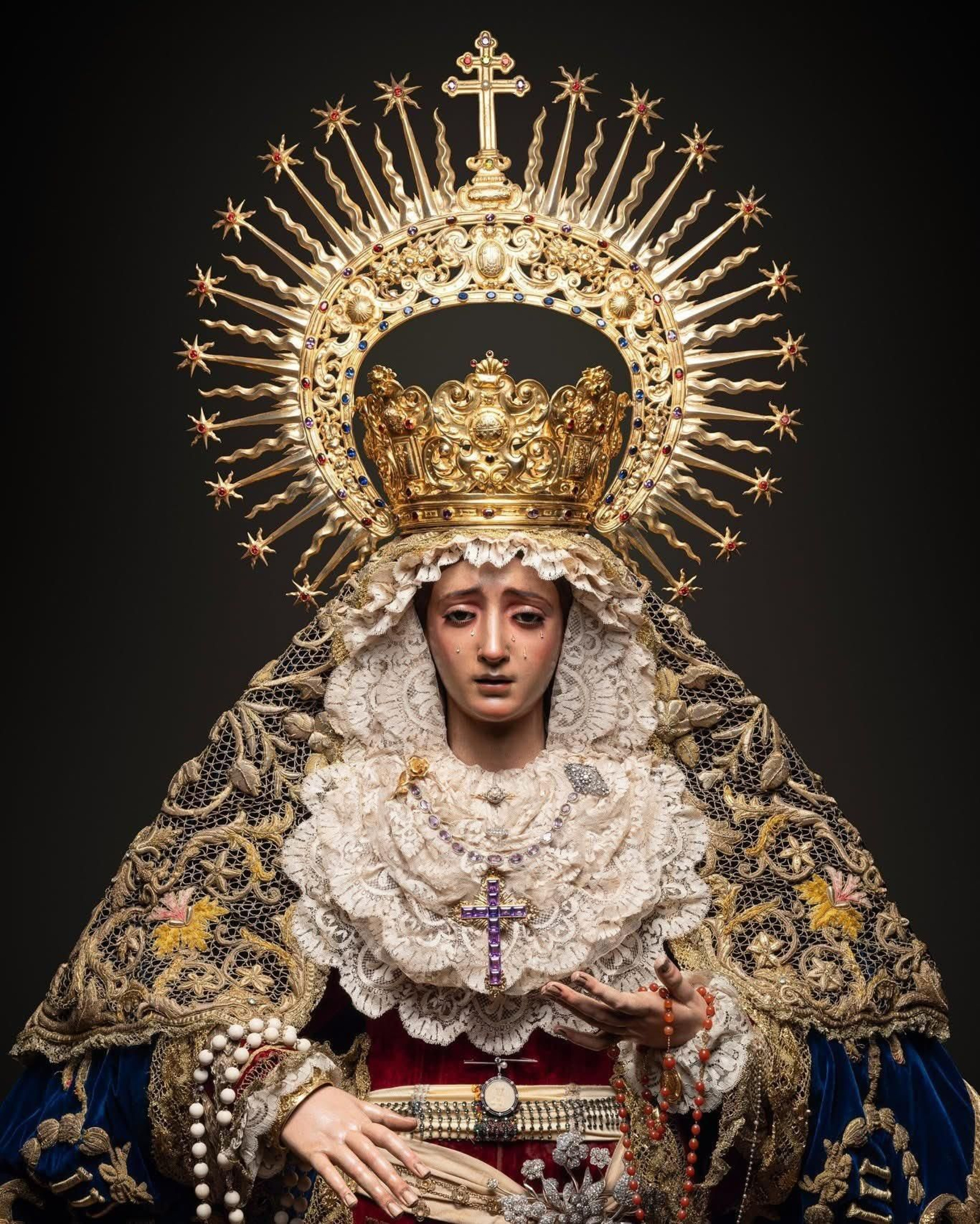 La Virgen de Montserrat de Sevilla, con la toca de la Virgen de las Penas cedida por La Palma de Cádiz. La Virgen de Montserrat de Sevilla, con la toca de la Virgen de las Penas cedida por La Palma de Cádiz.