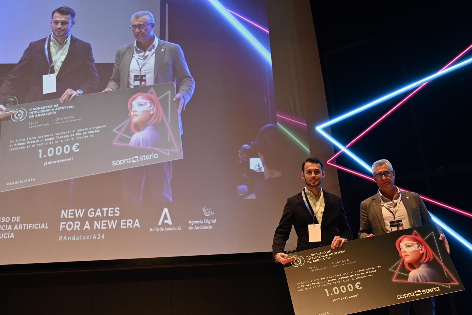 Carlos Sánchez junto al director de la ETSIIT, Pedro García.