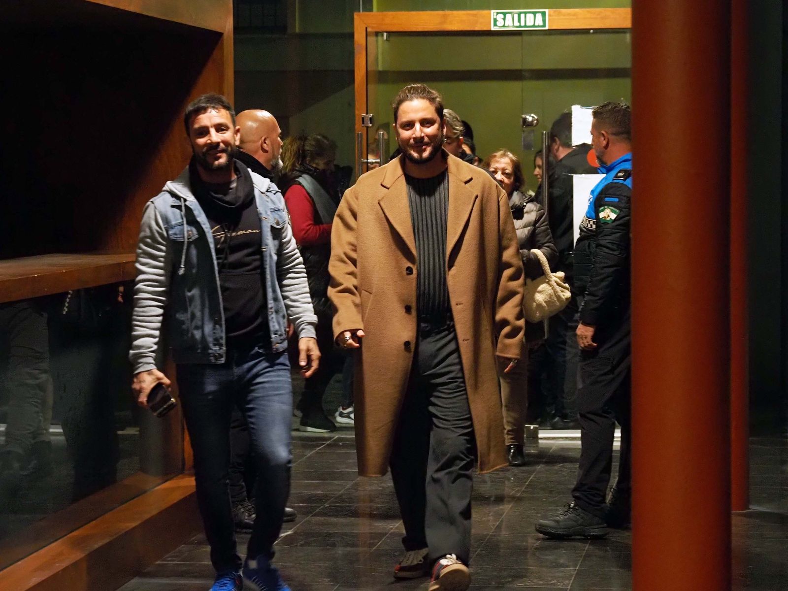 Manuel Carrasco regresa a su Isla Cristina para recibir el Galardón de la Peña Pasacalles, en imágenes