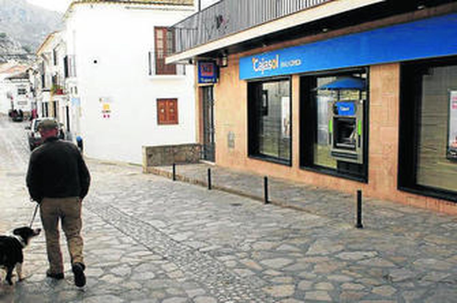 En la imagen, banco asaltado a escasa distancia del Ayuntamiento.