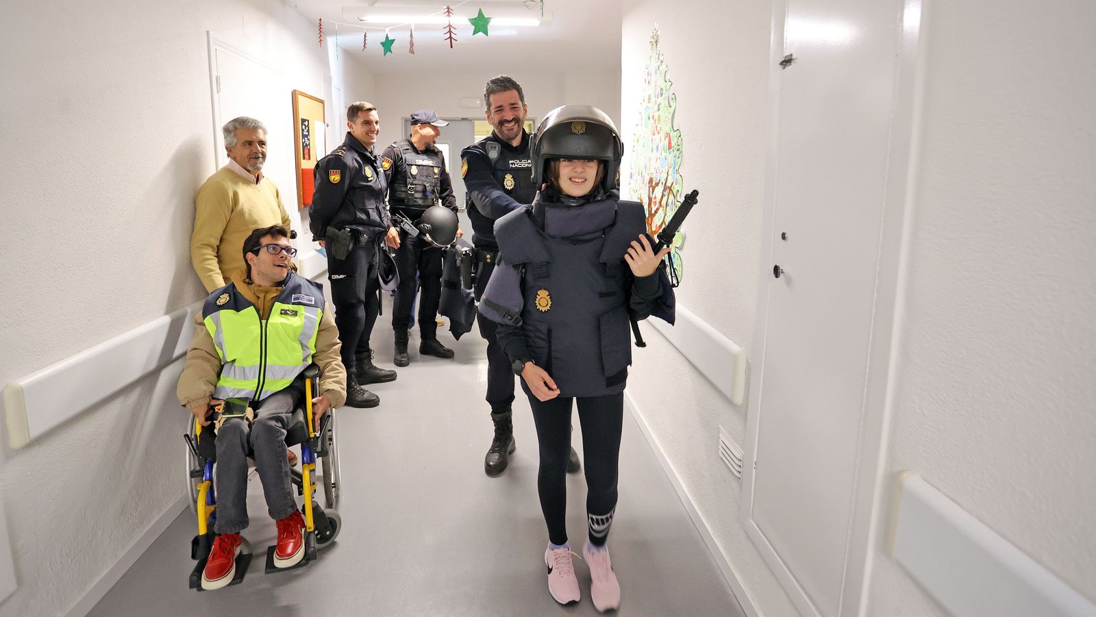 La Policía Nacional de Jerez con los niñ@s hospitalizados en el Hospital Universitario