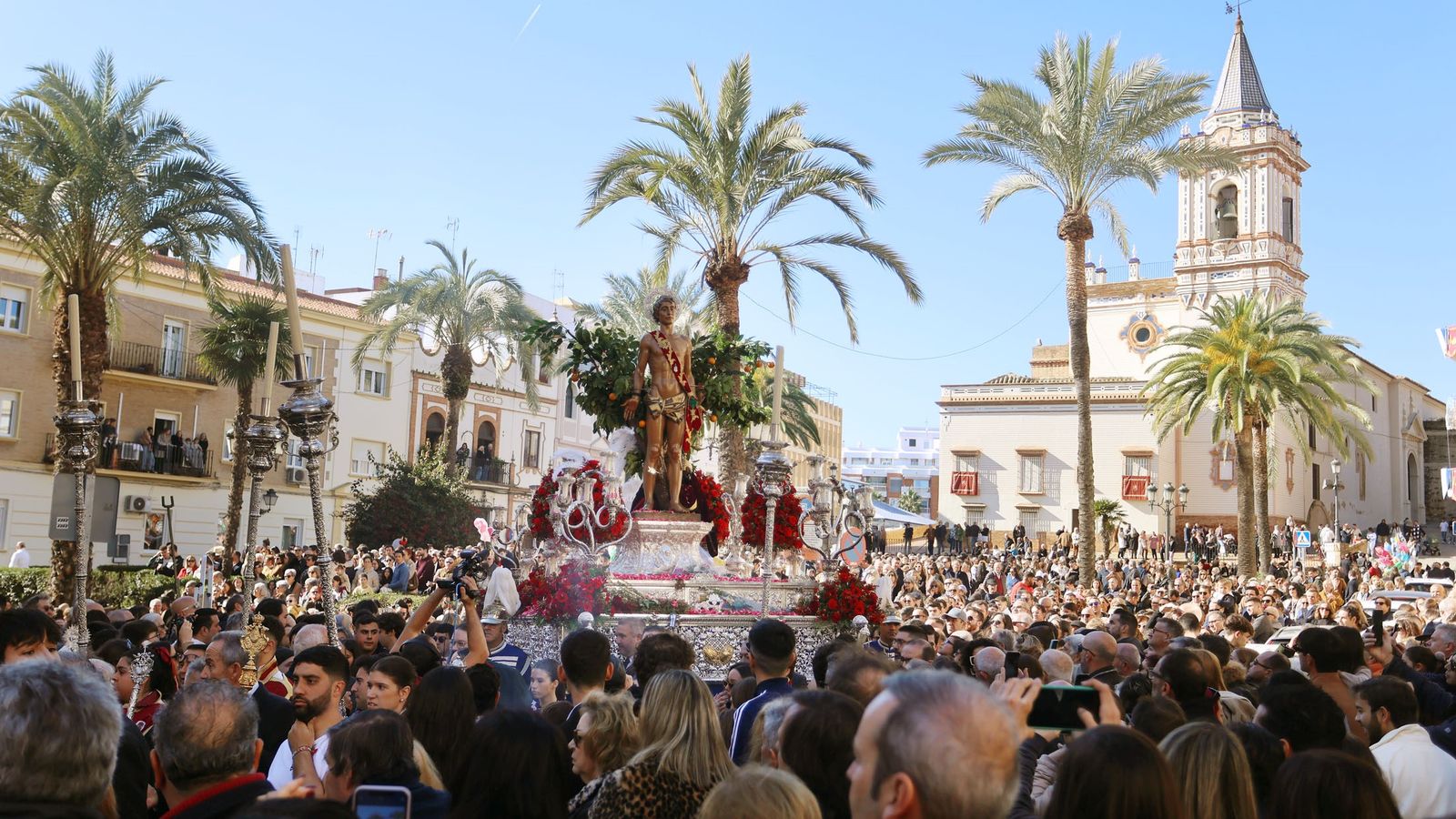 San Sebastián en la plaza de San Pedro, donde fue proclamado Patrón en el siglo XVIII y donde recibirá el nombramiento de Alcalde Perpetuo en el siglo XXI.