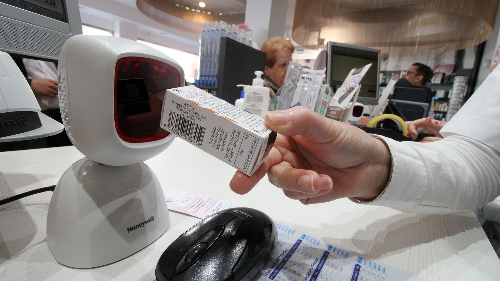Dispensación de un medicamento en una farmacia de Huelva.