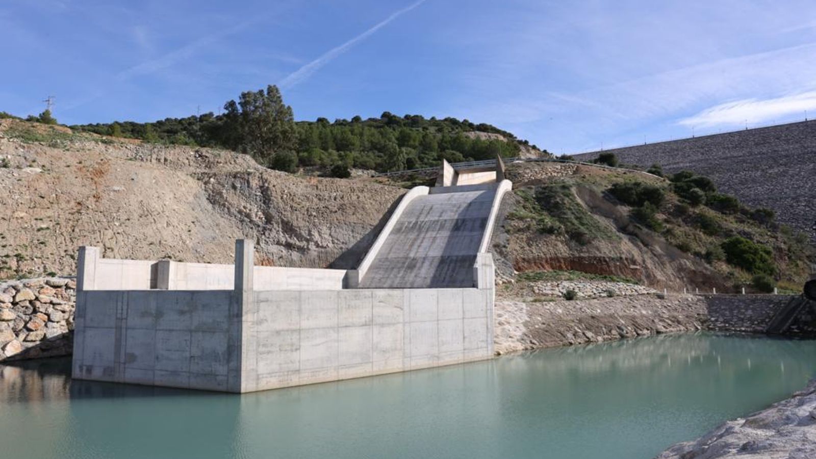 Se ha producido a ampliar el aliviadero de la presa de Guadalcacín.