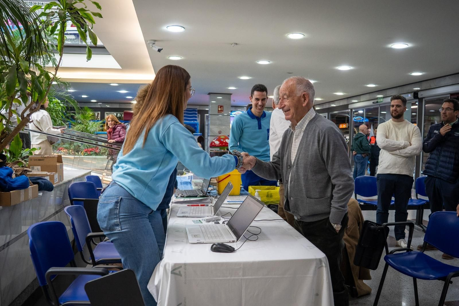 Gabriel Amat acude a la jornada de vacunación en Roquetas de Mar.