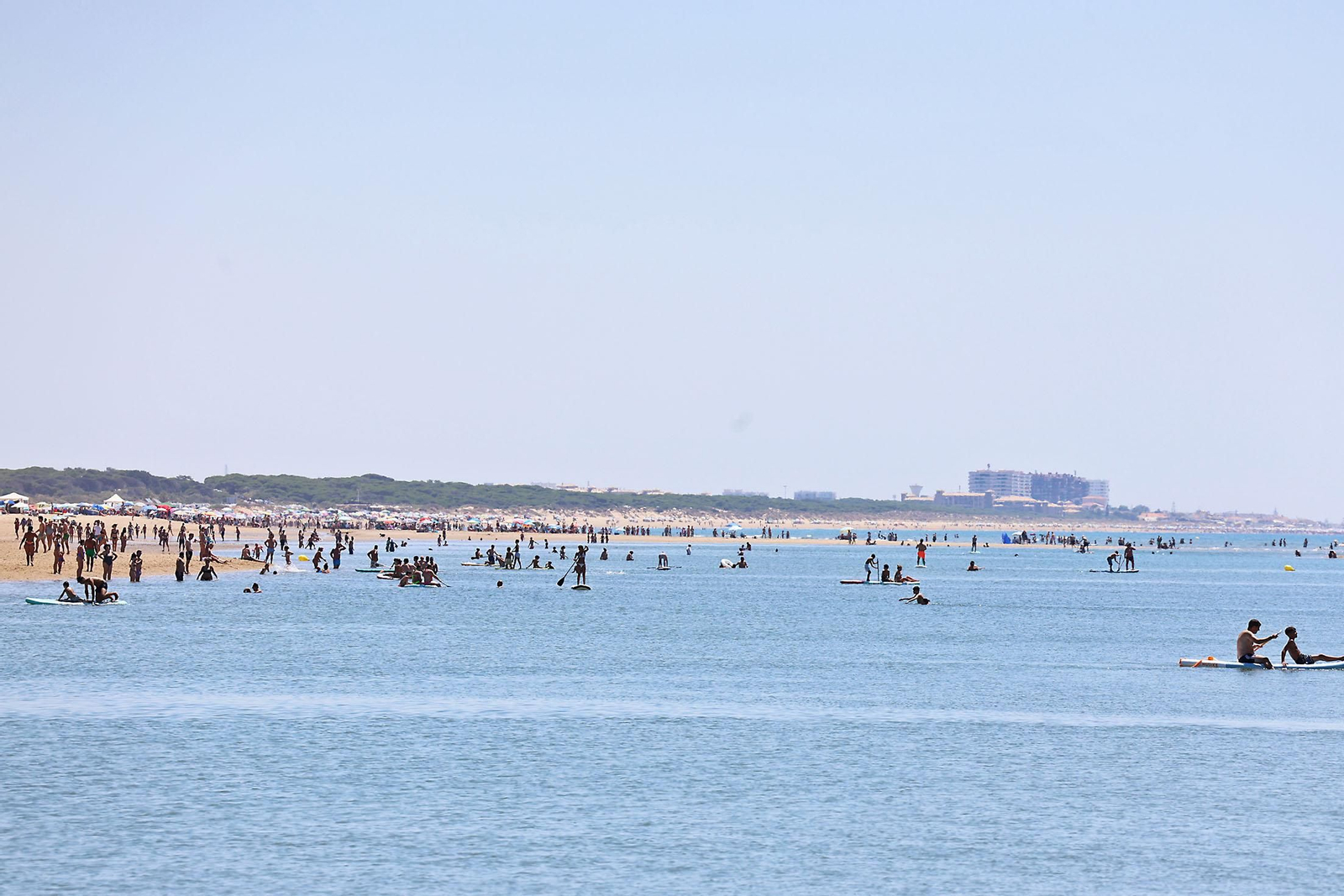 Ambiente en las playas de Huelva en la mañana de domingo