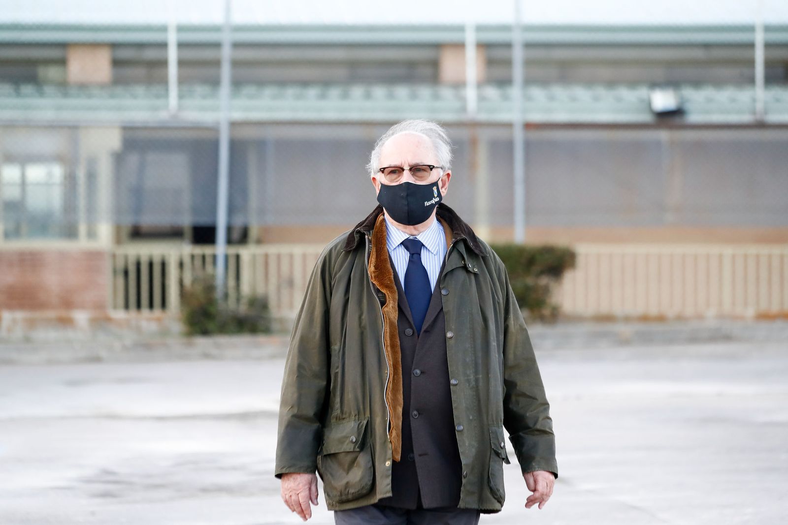 El ex presidente de Bankia Rodrigo Rato saliendo este viernes del centro penitenciario de Soto del Real gracias en régimen de semilibertad tras su absolución en la salida a Bolsa de  la entidad.