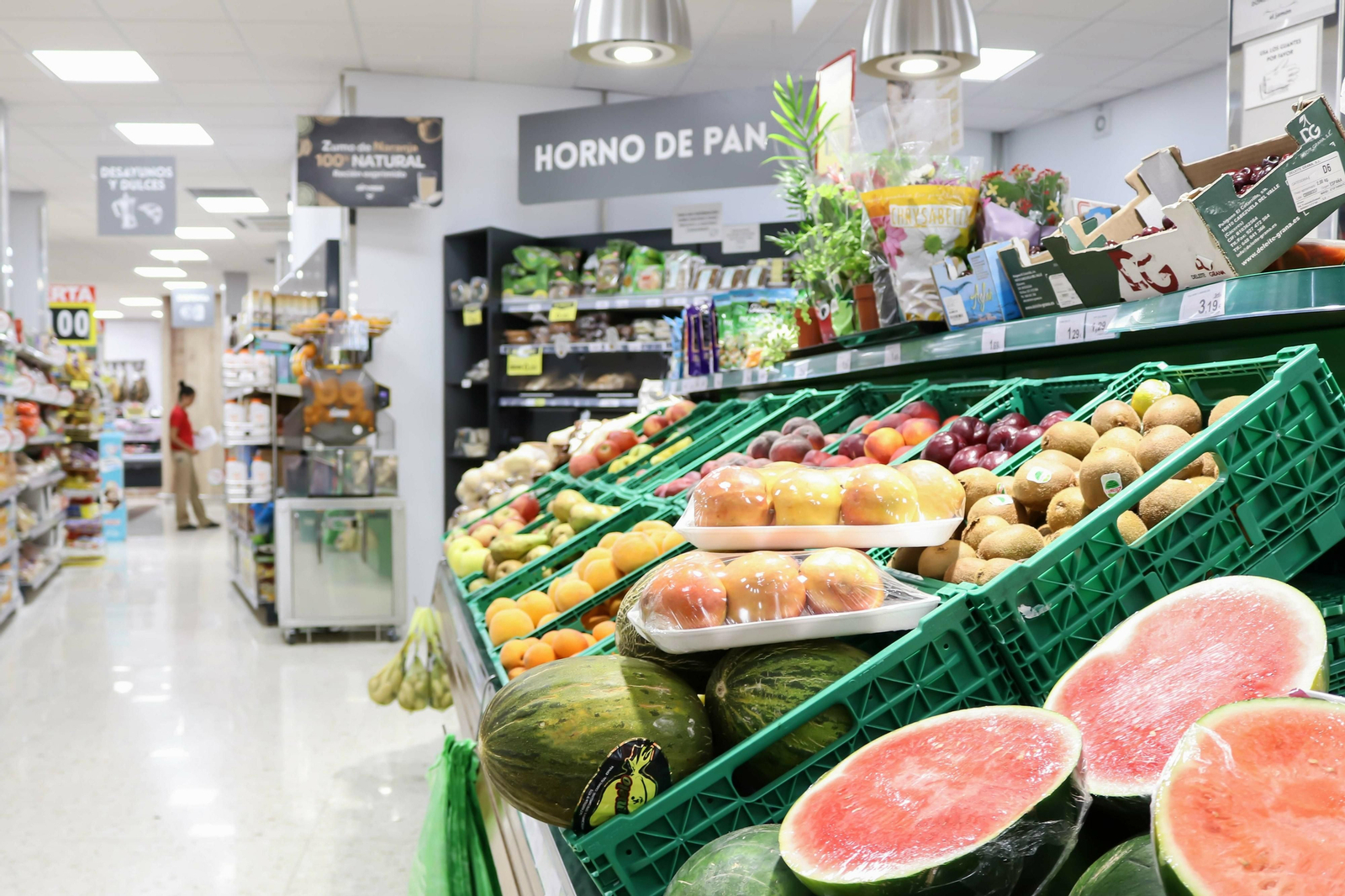 El interior de un supermercado.