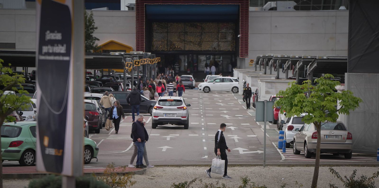 Imágenes de la gran afluencia de vehículos a los centros comerciales en Jerez