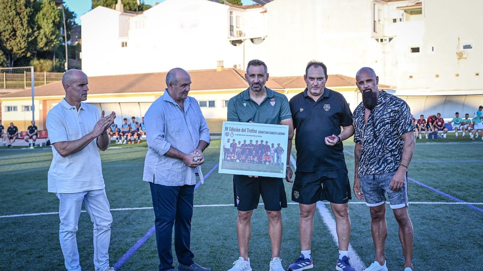 Momento del homenaje a Manolo Herrero con la entrega de un cartel conmemorativo.