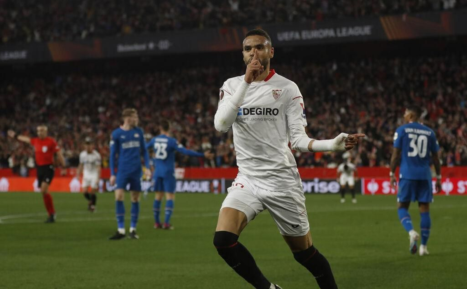 Youssef En-Nesyri se echa el índice izquierdo a su boca tras el 1-0 al Rayo.