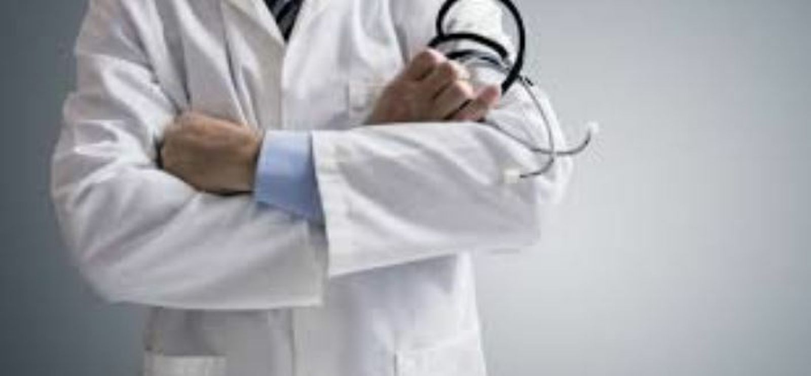 Un médico cruzado de brazos.