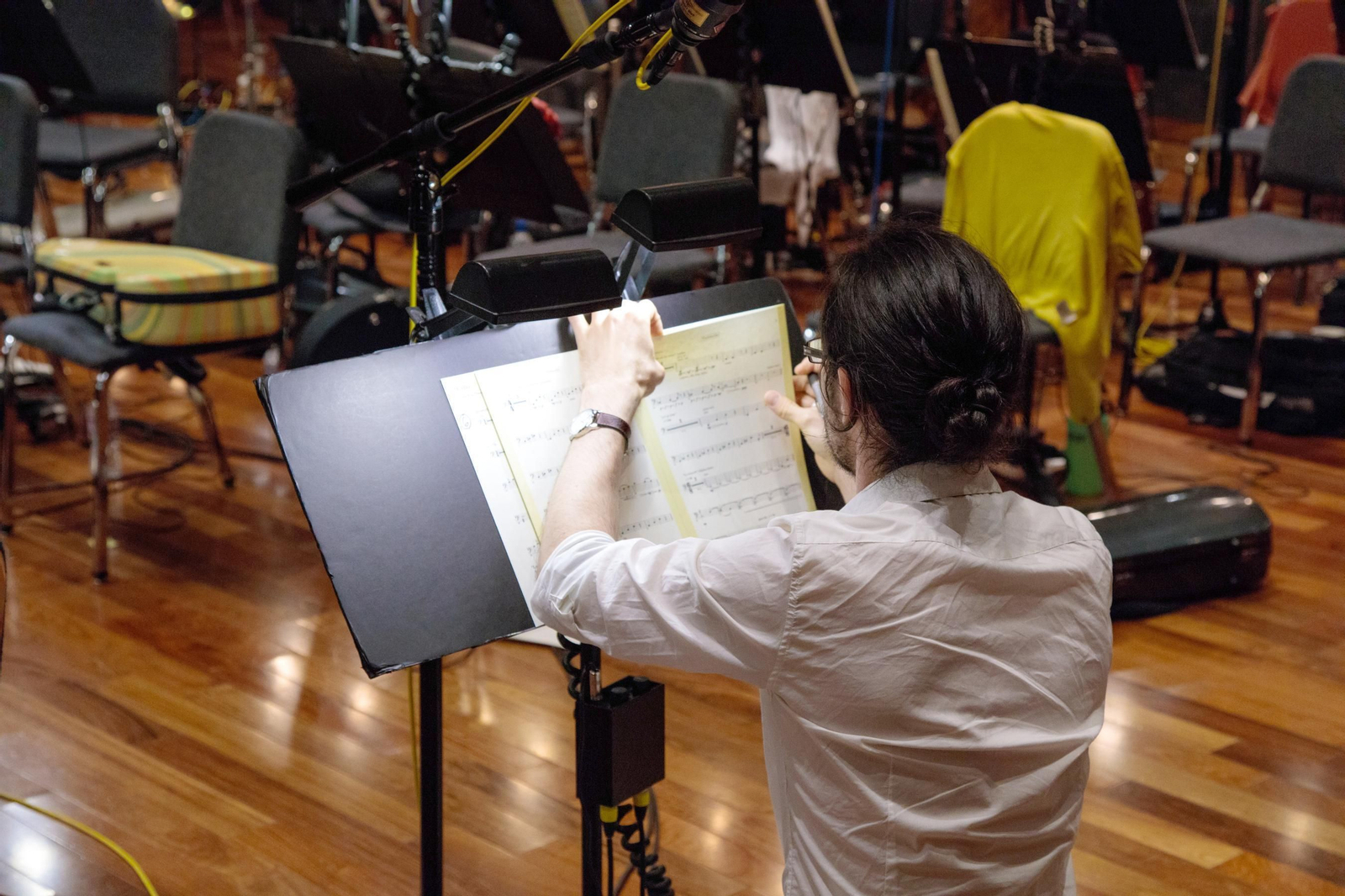 Miguel Bezanilla trabaja en una sesión con orquesta en Los Ángeles (EEUU).