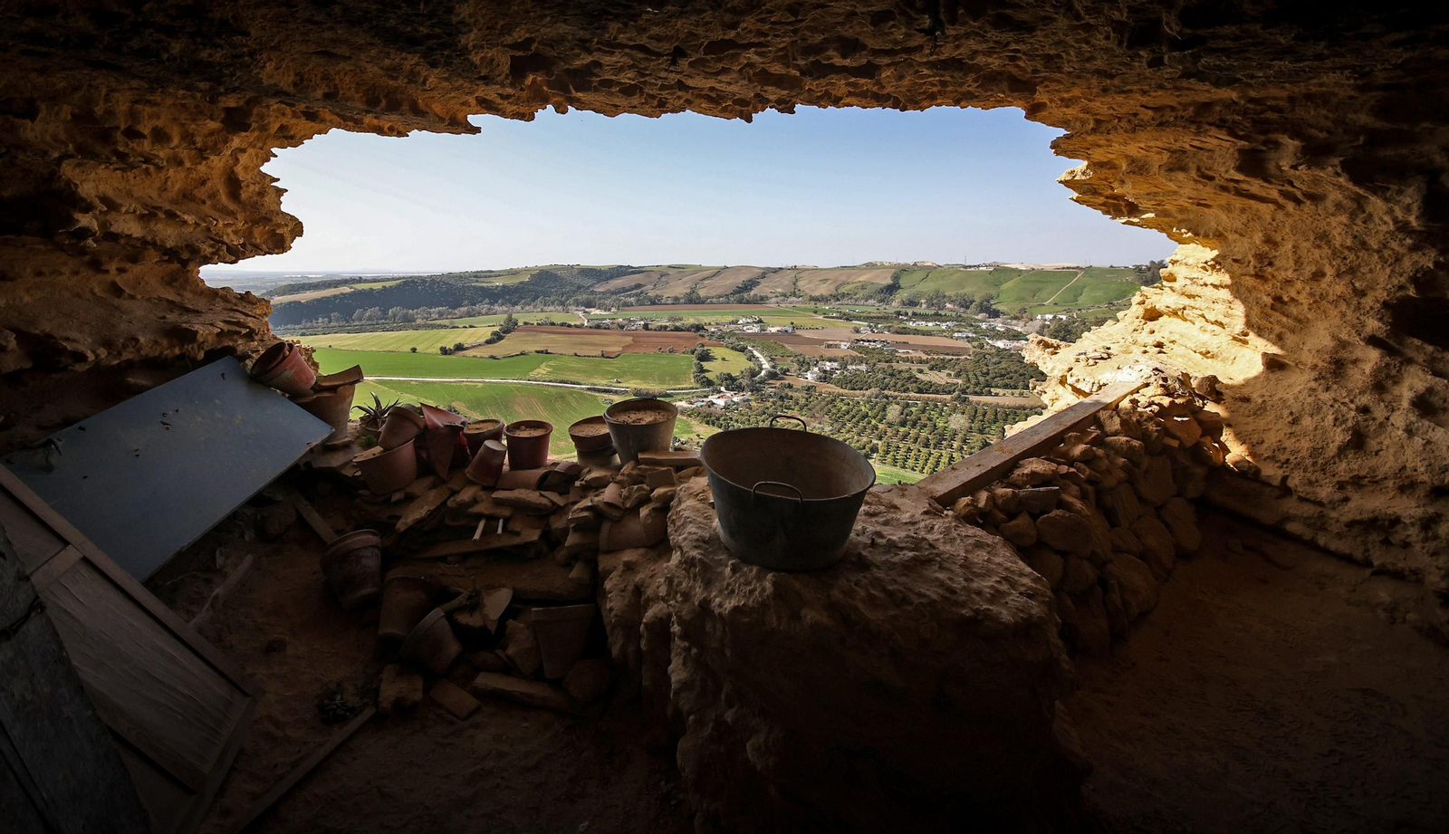Así es la cueva de Encarna en la peña de Arcos
