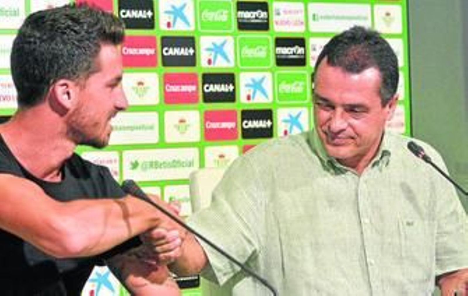 Alexis Trujillo da la mano con Rennella, ayer en la presentación de éste.