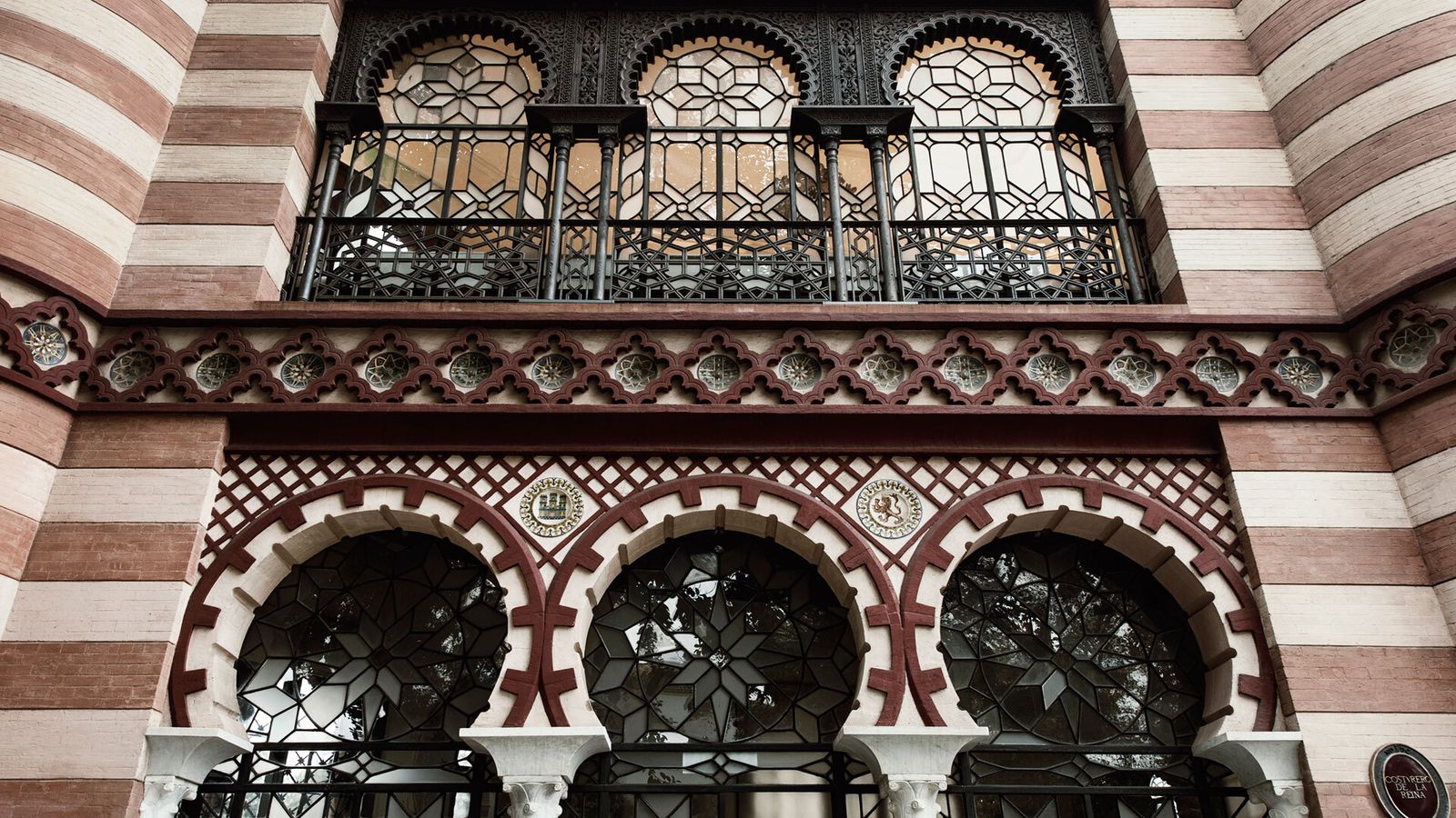 La fachada del enigmático Costurero de la Reina